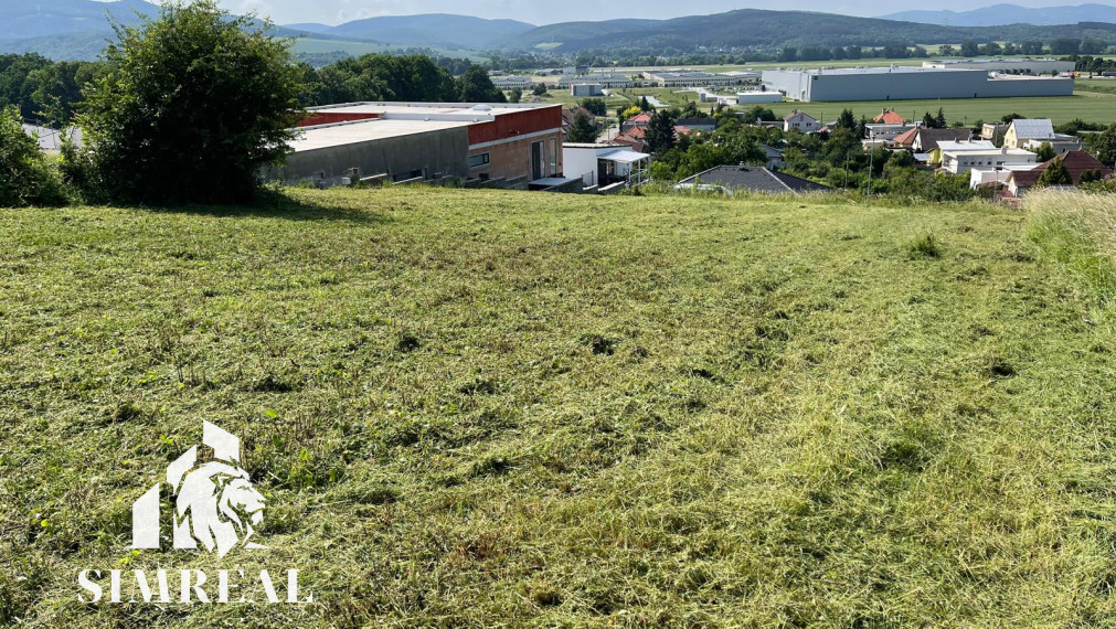 Slnečný stavebný pozemok  v Malých Bieliciach- znížená cena