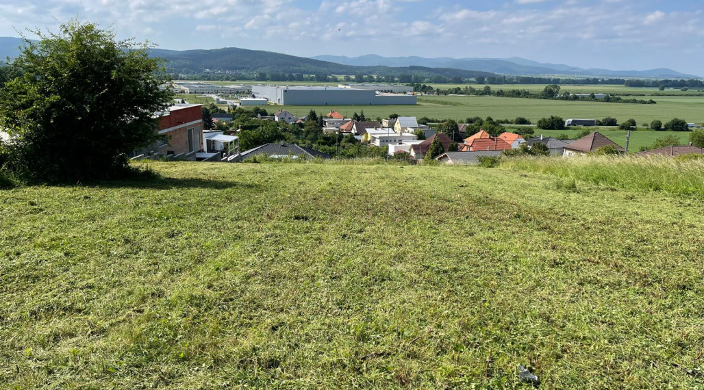 Slnečný stavebný pozemok  v Malých Bieliciach- znížená cena