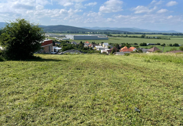 Slnečný stavebný pozemok v Malých Bieliciach- znížená cena